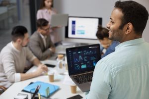 Ambiente de trabalho moderno com computadores representando a transformação digital e seus impactos positivos na cultura organizacional.